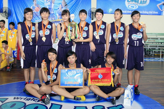 Quang Ninh girls top North U17 basketball tour
